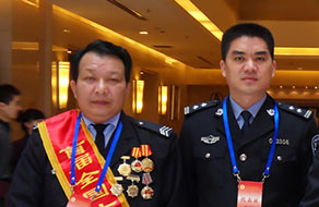 ?？谑泄簿诸I(lǐng)導(dǎo)與“全國(guó)十佳保安員”李忠定合影留念